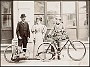 Padova,1893.Enrico Bernardi con la figlia Pia e il figlio Lauro con la bicicletta a motore.(Università di Padova,museo delle macchine) (Adriano Danieli)